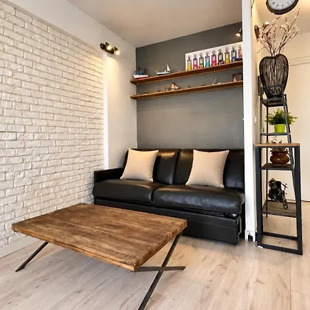 For 4 Guests In 11th - Location