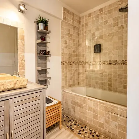 For 4 Guests In 11th - Location *