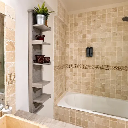 For 4 Guests In 11th - Location Paris